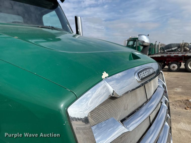 image for item EE3417 2019 Freightliner Cascadia 126 semi truck