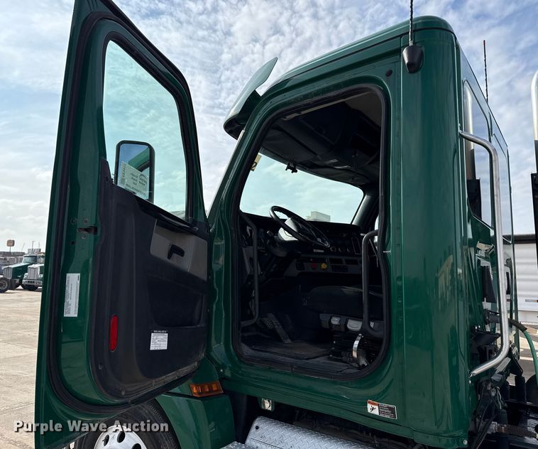 image for item EE3417 2019 Freightliner Cascadia 126 semi truck