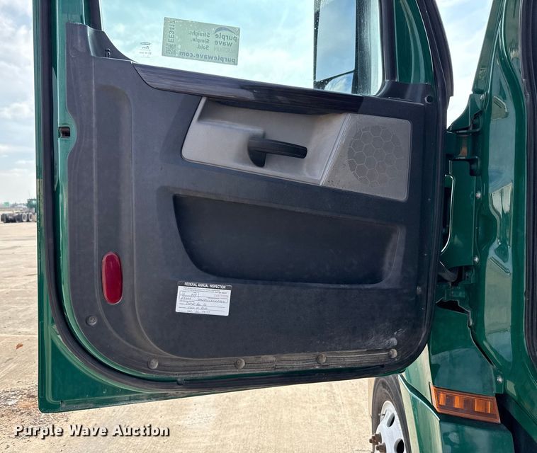 image for item EE3417 2019 Freightliner Cascadia 126 semi truck