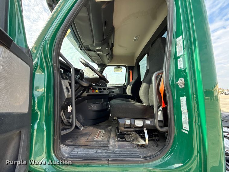 image for item EE3417 2019 Freightliner Cascadia 126 semi truck