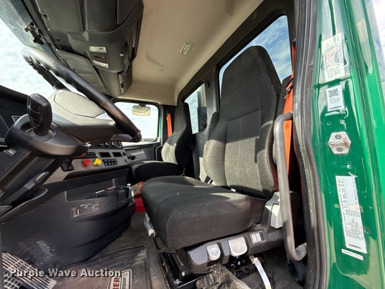 image for item EE3417 2019 Freightliner Cascadia 126 semi truck