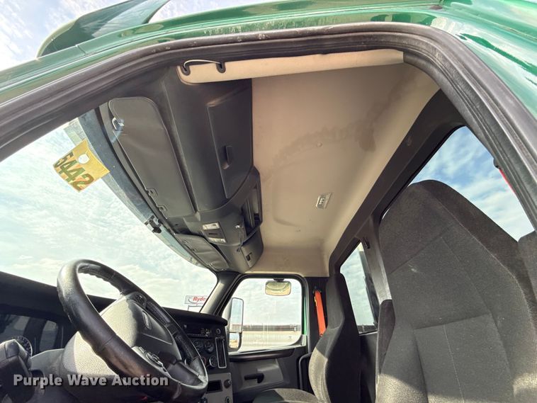 image for item EE3417 2019 Freightliner Cascadia 126 semi truck