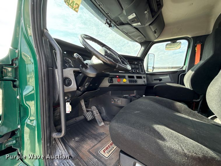 image for item EE3417 2019 Freightliner Cascadia 126 semi truck