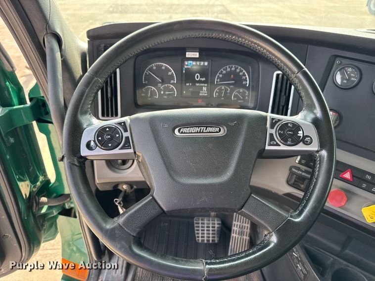 image for item EE3417 2019 Freightliner Cascadia 126 semi truck