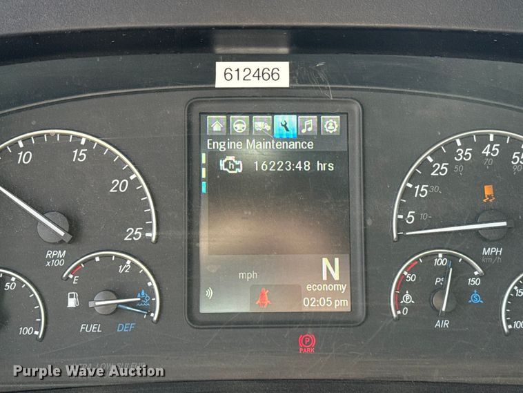 image for item EE3417 2019 Freightliner Cascadia 126 semi truck