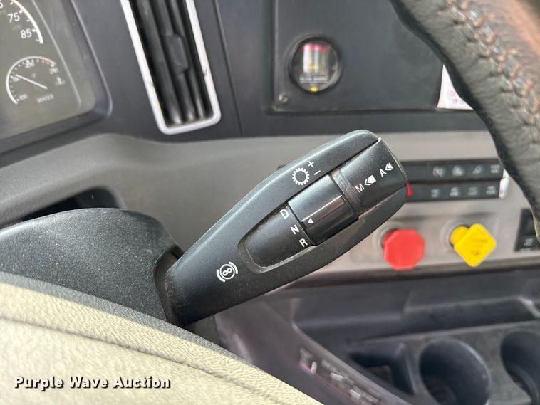 image for item EE3417 2019 Freightliner Cascadia 126 semi truck