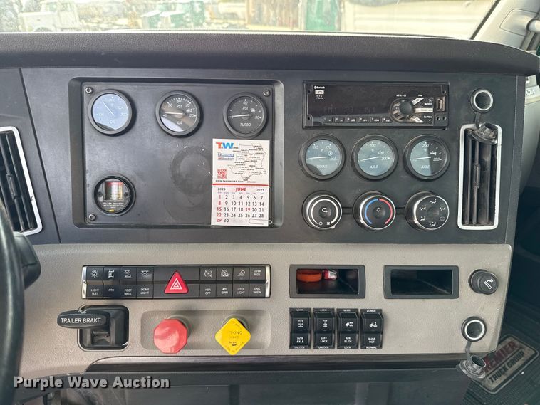 image for item EE3417 2019 Freightliner Cascadia 126 semi truck