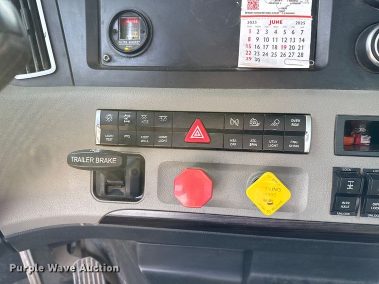 image for item EE3417 2019 Freightliner Cascadia 126 semi truck