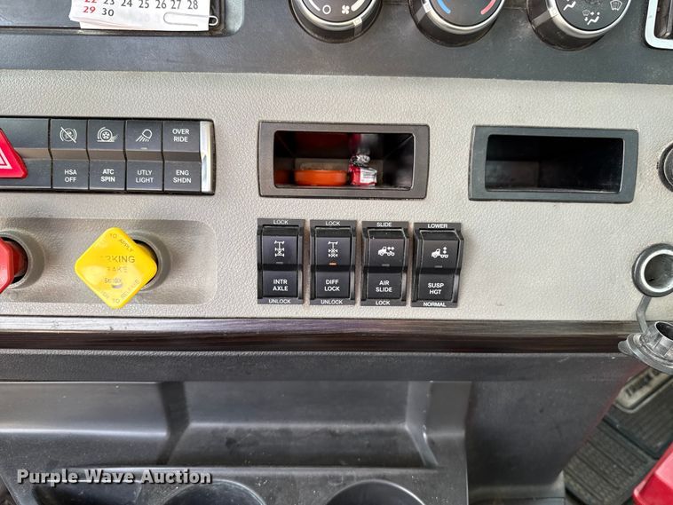 image for item EE3417 2019 Freightliner Cascadia 126 semi truck