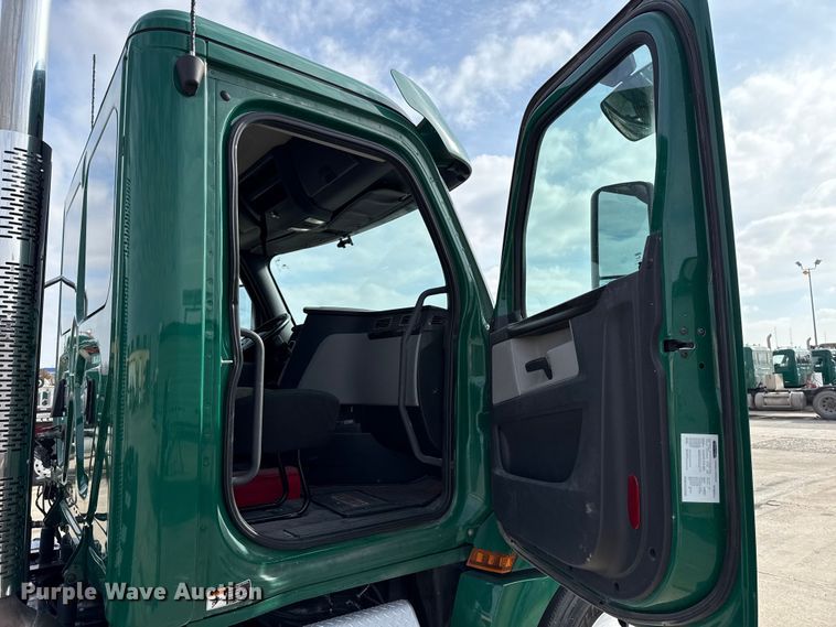 image for item EE3417 2019 Freightliner Cascadia 126 semi truck