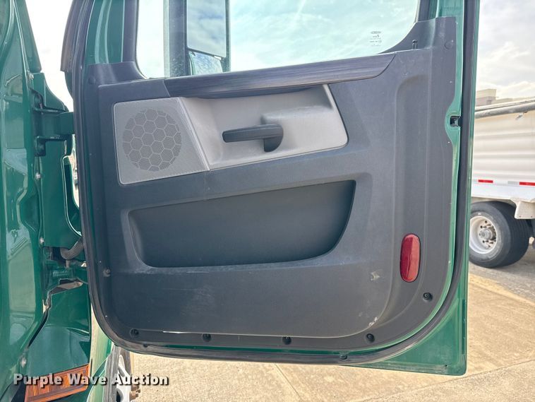 image for item EE3417 2019 Freightliner Cascadia 126 semi truck