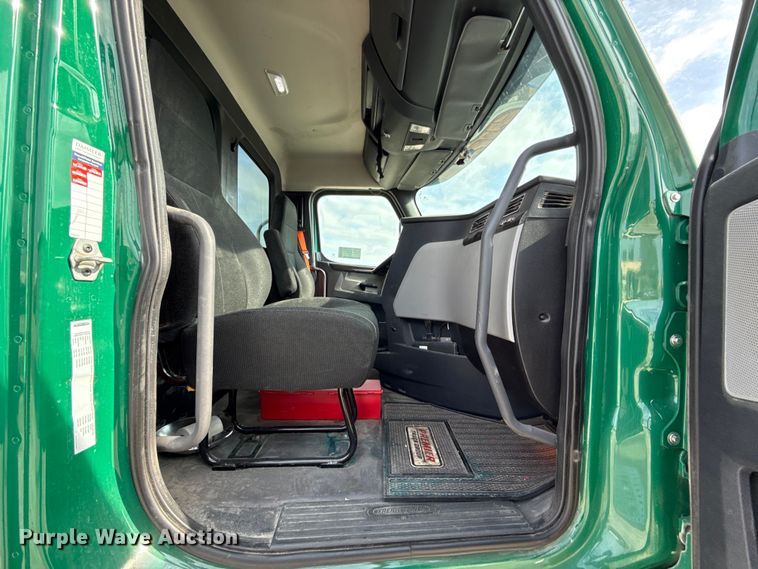 image for item EE3417 2019 Freightliner Cascadia 126 semi truck