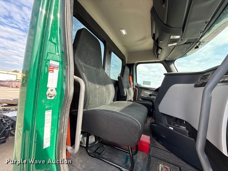 image for item EE3417 2019 Freightliner Cascadia 126 semi truck