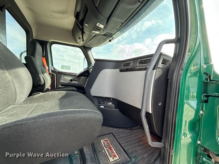 image for item EE3417 2019 Freightliner Cascadia 126 semi truck