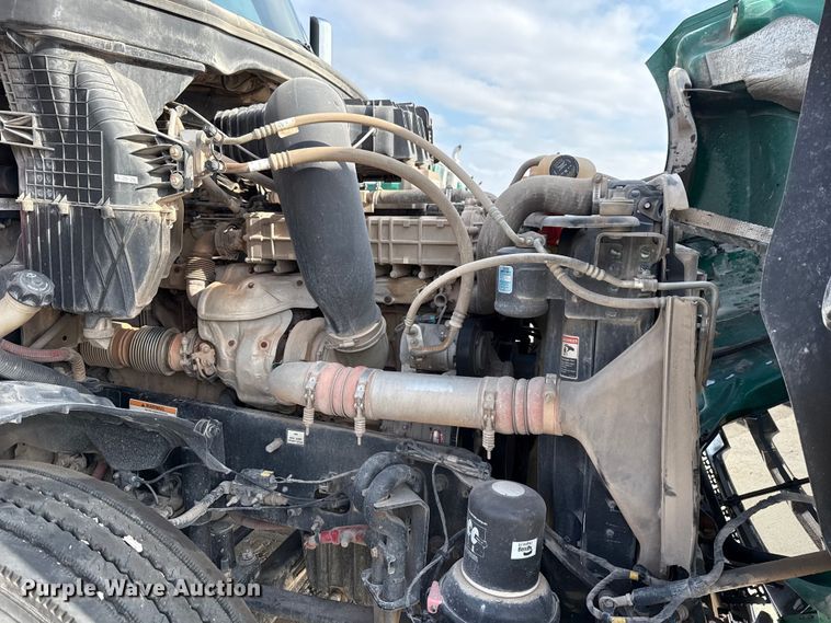 image for item EE3417 2019 Freightliner Cascadia 126 semi truck