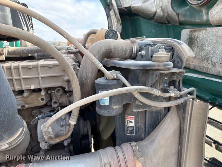 image for item EE3417 2019 Freightliner Cascadia 126 semi truck