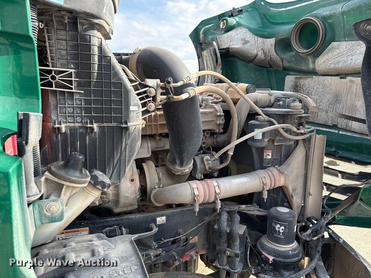 image for item EE3417 2019 Freightliner Cascadia 126 semi truck