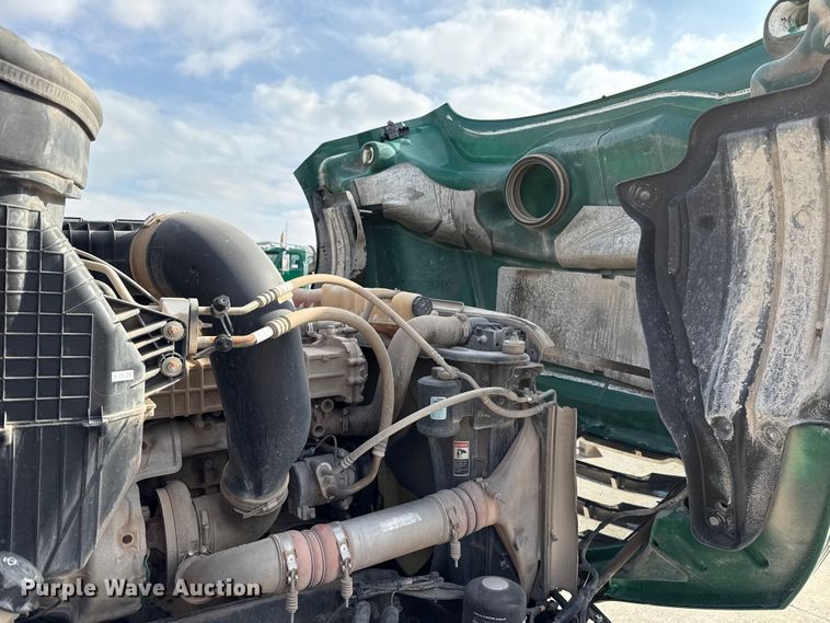 image for item EE3417 2019 Freightliner Cascadia 126 semi truck