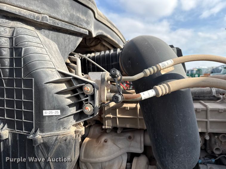 image for item EE3417 2019 Freightliner Cascadia 126 semi truck