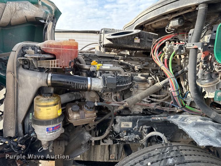 image for item EE3417 2019 Freightliner Cascadia 126 semi truck