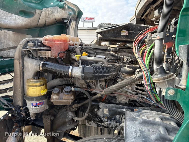 image for item EE3417 2019 Freightliner Cascadia 126 semi truck