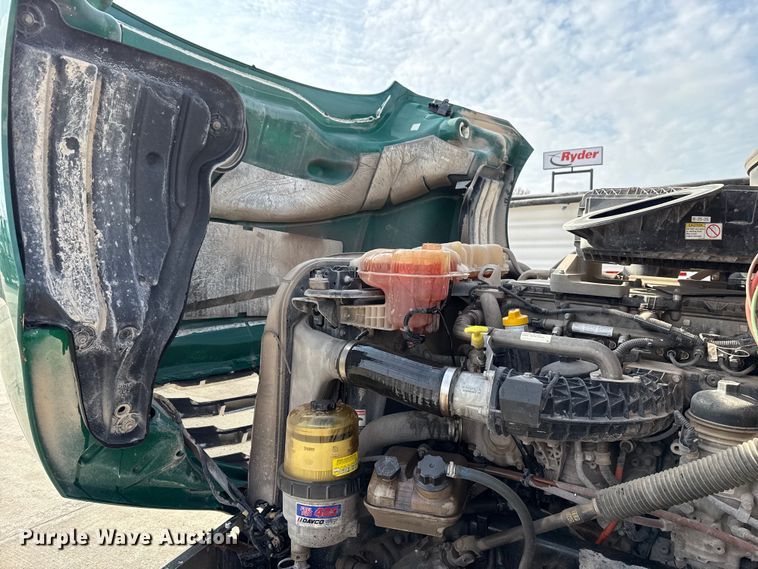 image for item EE3417 2019 Freightliner Cascadia 126 semi truck