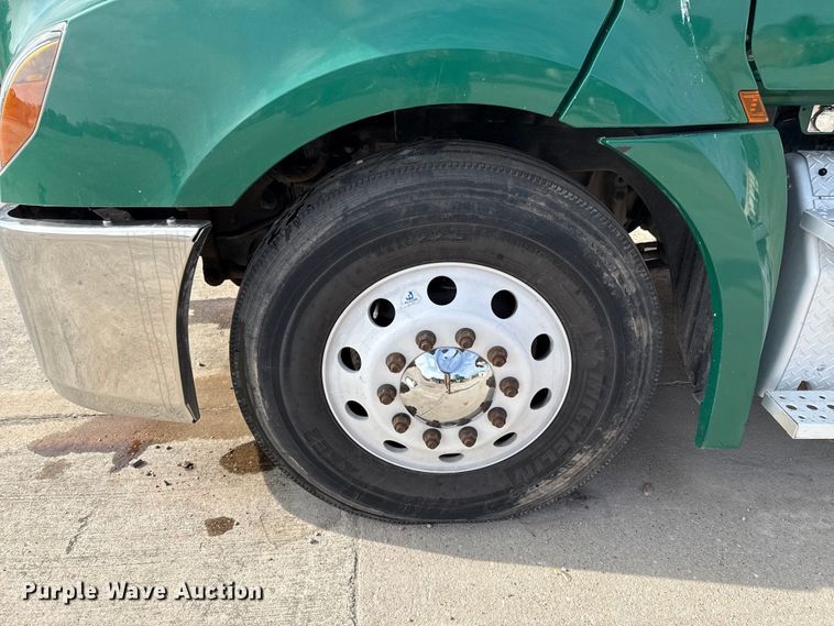 image for item EE3417 2019 Freightliner Cascadia 126 semi truck