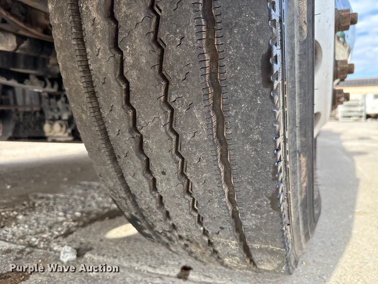 image for item EE3417 2019 Freightliner Cascadia 126 semi truck