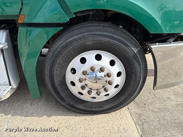 image for item EE3417 2019 Freightliner Cascadia 126 semi truck