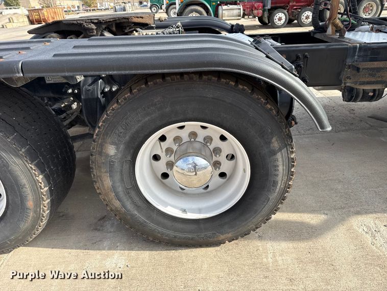 image for item EE3417 2019 Freightliner Cascadia 126 semi truck