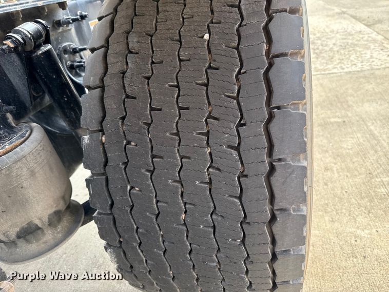 image for item EE3417 2019 Freightliner Cascadia 126 semi truck