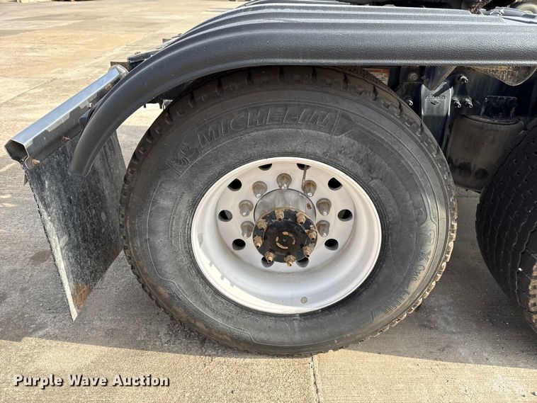 image for item EE3417 2019 Freightliner Cascadia 126 semi truck