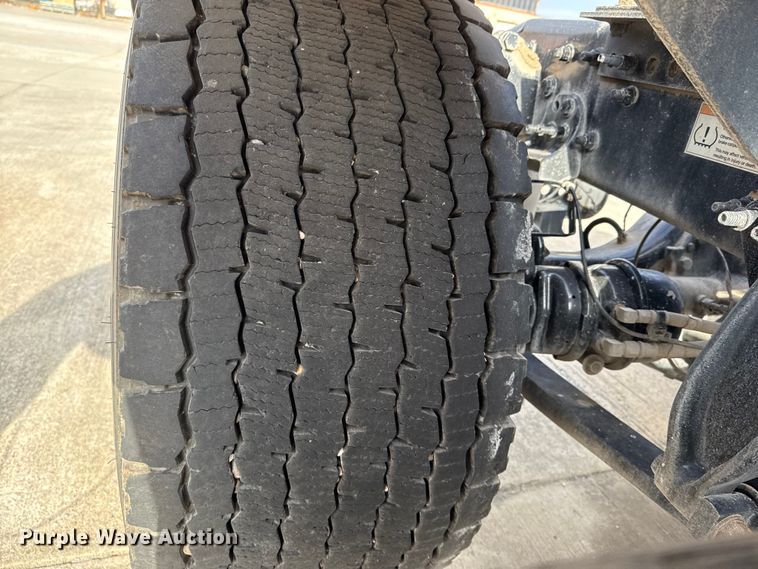 image for item EE3417 2019 Freightliner Cascadia 126 semi truck