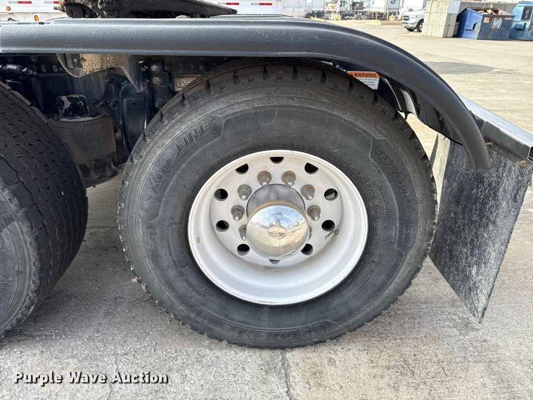 image for item EE3417 2019 Freightliner Cascadia 126 semi truck