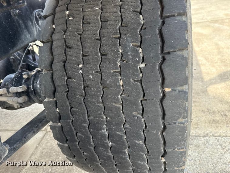 image for item EE3417 2019 Freightliner Cascadia 126 semi truck