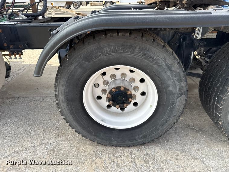 image for item EE3417 2019 Freightliner Cascadia 126 semi truck