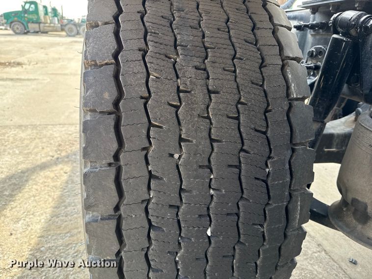 image for item EE3417 2019 Freightliner Cascadia 126 semi truck