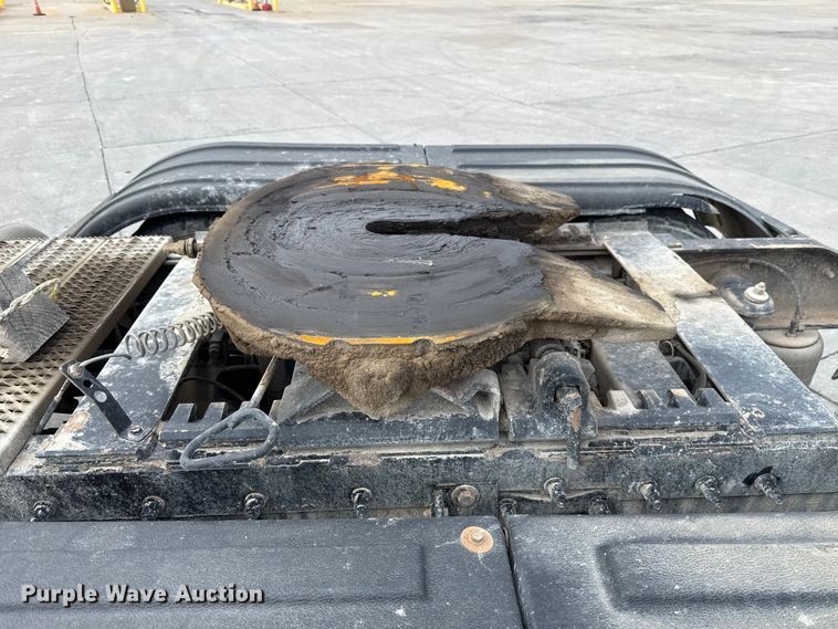 image for item EE3418 2018 Peterbilt 567 semi truck