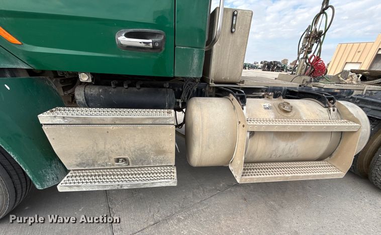 image for item EE3418 2018 Peterbilt 567 semi truck