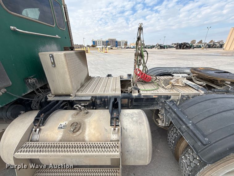 image for item EE3418 2018 Peterbilt 567 semi truck