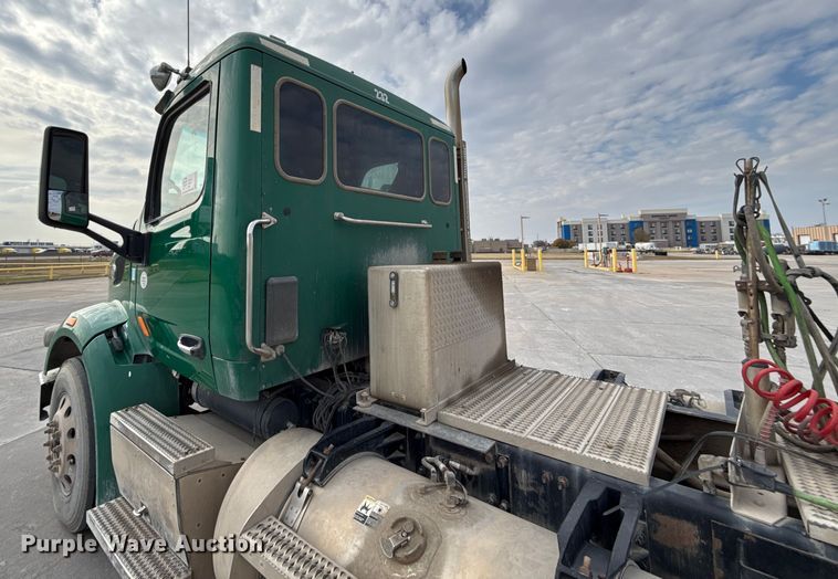 image for item EE3418 2018 Peterbilt 567 semi truck