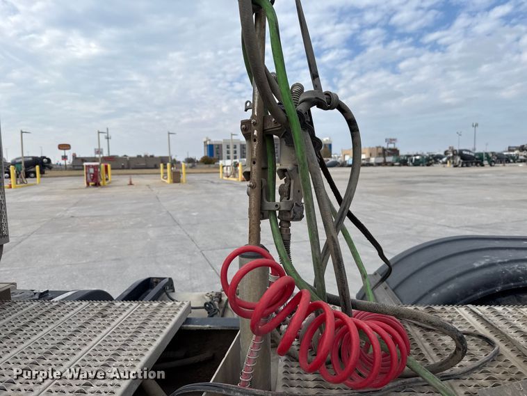 image for item EE3418 2018 Peterbilt 567 semi truck