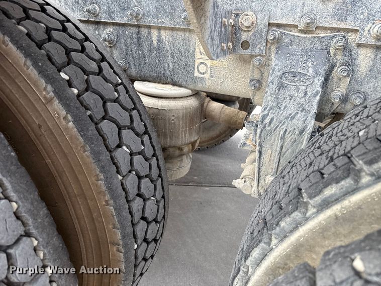 image for item EE3418 2018 Peterbilt 567 semi truck