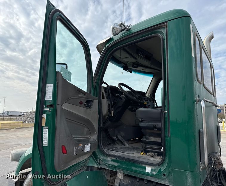 image for item EE3418 2018 Peterbilt 567 semi truck