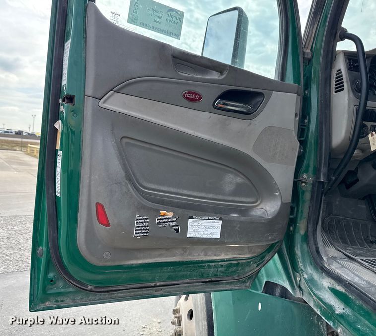 image for item EE3418 2018 Peterbilt 567 semi truck