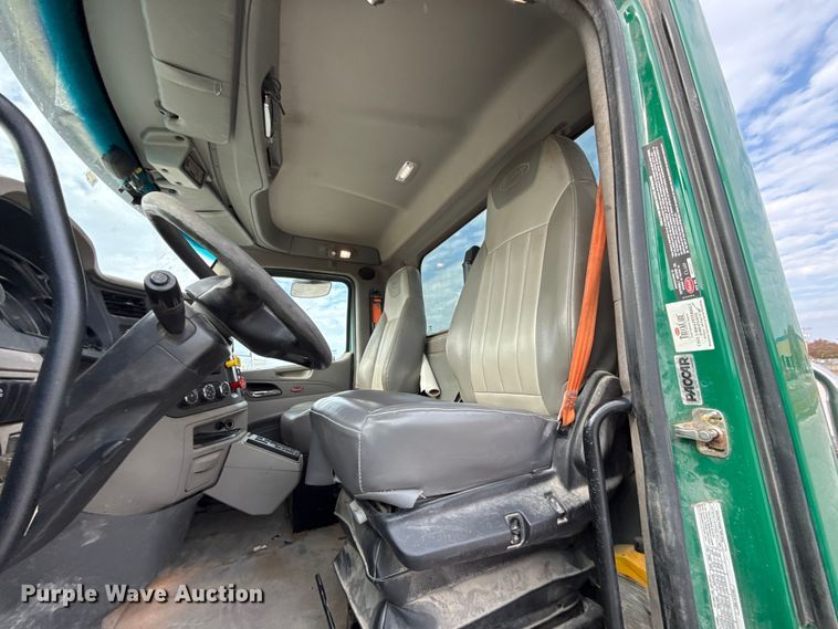 image for item EE3418 2018 Peterbilt 567 semi truck