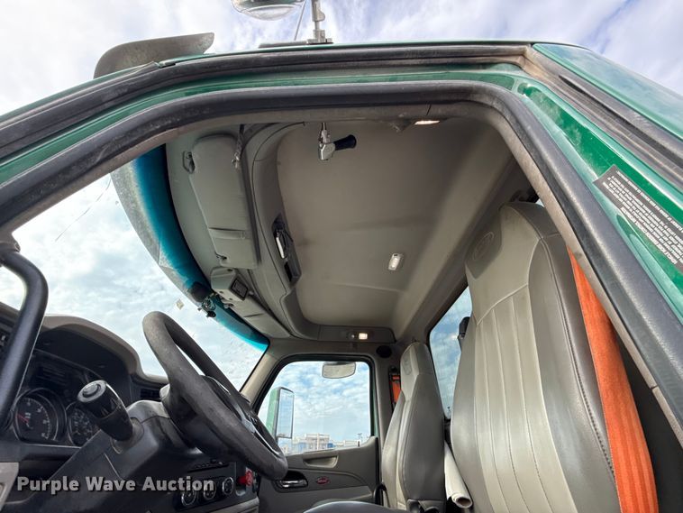 image for item EE3418 2018 Peterbilt 567 semi truck