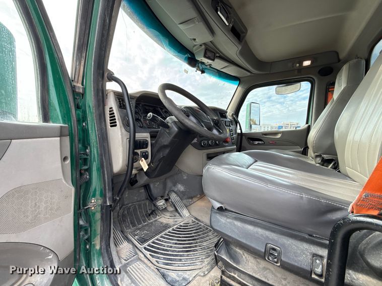 image for item EE3418 2018 Peterbilt 567 semi truck