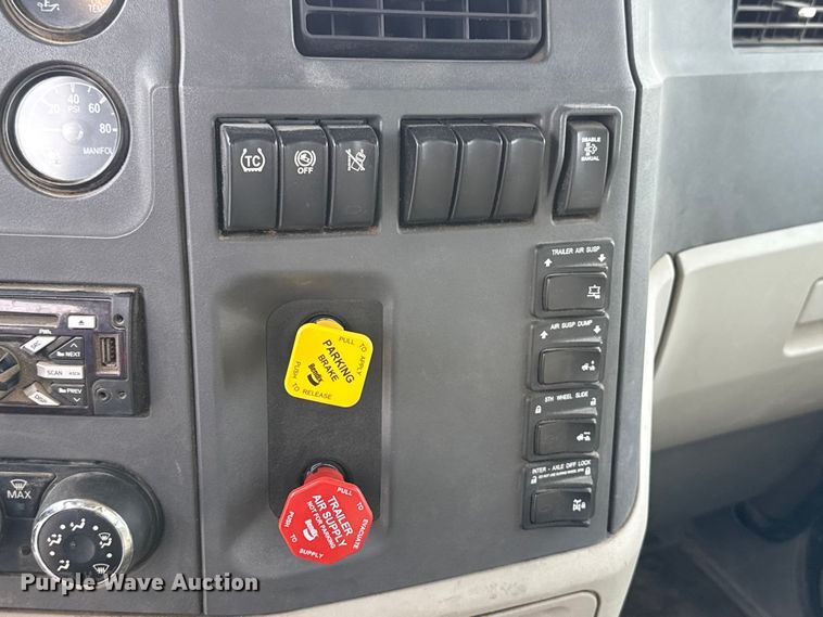 image for item EE3418 2018 Peterbilt 567 semi truck