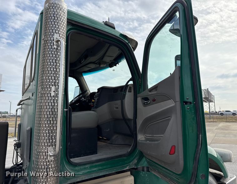 image for item EE3418 2018 Peterbilt 567 semi truck